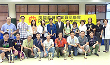 相片：署長應耀康(後排左六)、職員同樂會社交及體育小組副主席羅桂蘭(後排右四)於賽後與得獎同事大合照。