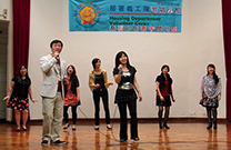 相片：房署歌唱小組獻唱多首金曲。
