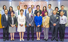 相片：新一屆委員與會長應耀康 (前排左四)、前任主席、榮譽顧問和義務核數師合照。
