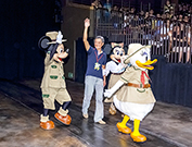 相片：迪士尼樂園朋友陪同同樂會會長應耀康(中)(左圖)、主席何樂素芬(左)(右圖)和管理層同事，在開幕典禮進場儀式與現場朋友揮手。