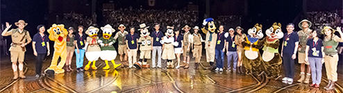 相片：同樂會會長應耀康(左十一)、主席何樂素芬(左五)和多位管理層同事，與迪士尼樂園朋友合照。