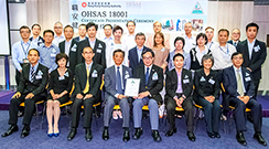 相片：應耀康(前排左四)與房委會品質及環境管理體系工作小組、香港品質保證局、職業安全健康局等代表合照。