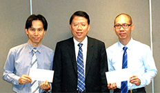 相片：助理署長(工務)(一)林思尊(中)頒授升職賀函予獲擢升為高級技術主任(土木工程)的莫瑞平(左)和蔡松坡。