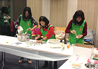 相片：房署義工在義務導師的教導下製作紅豆年糕。