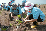 相片：房署義工隊成員和家屬踴躍參與「香港植樹日」。