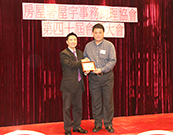 相片：副署長(屋邨管理)李國榮(左)與屋宇事務助理協會主席劉緯麒合照。