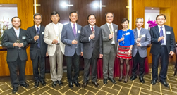 相片：房委會主席張炳良教授(中)與各小組委員會主席和嘉賓在周年晚宴上祝酒。