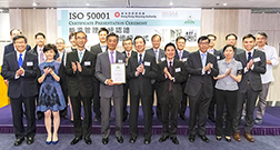 相片：應耀康(前排左四)與同事和香港品質保證局代表合照。