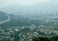 相片：從田夫仔向八鄉遠眺，可見大欖涌隧道出口和港鐵八鄉車廠。