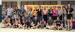 相片:署長應耀康 (後排左七)、職員同樂會副主席麥毓明 (後排左八)於賽後與得獎同事大合照。 相片:署長應耀康 (後排左七)、職員同樂會副主席麥毓明 (後排左八)於賽後與得獎同事大合照。