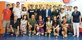 相片：助理署長(工務)(一) 林思尊(中排左六)與眾得獎者和參賽健兒合照。