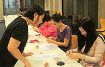 相片：房署義工隊學習製作彩珠花和蜻蜓鎖匙扣。