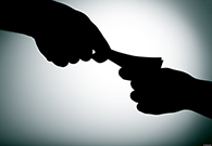 相片:公職人員不可利用其公職身分索取或接受私人利益。 相片:公職人員不可利用其公職身分索取或接受私人利益。