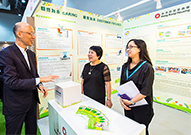 相片：環境局局長黃錦星(左)參觀房委會在國際環保博覽2015的展覽攤位。