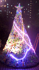 相片：高達3米的聖誕樹以300個膠樽砌成，為石蔭邨增添節日氣氛。