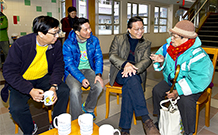 相片：長者與張炳良教授(右二)、李國榮（左二）和房屋署助理署長（屋邨管理）梁世智（左一）分享她的生活點滴。
