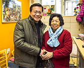 相片：張炳良教授到富昌邨探訪獨居長者。