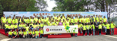 相片：房署義工隊成員和家屬踴躍參與「香港植樹日」。