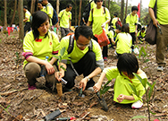 相片：房署義工隊成員和家屬踴躍參與「香港植樹日」。