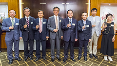 相片：房委會主席張炳良教授(右四)與各小組委員會主席和嘉賓在周年晚宴上祝酒。