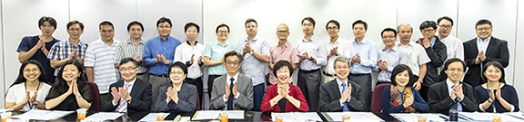 相片：應耀康(前排左五) 和工務部人員協商會第一百次常務會議的與會者合照。