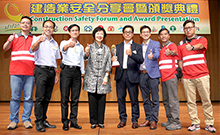 相片：主礼嘉宾房屋署副署长(发展及建筑)冯宜萱(左四)与获奖承建商合照。