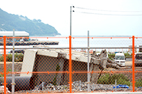 相片：海嘯遺跡 — 被推翻的警崗。