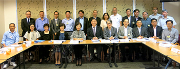 相片：主席房屋署副署長(發展及建築)馮宜萱(前排左五)與持份者出席工作小組會議。