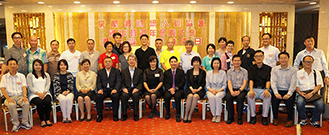 相片：副署長(屋邨管理)李國榮(前排右七)與房屋署初級人員協會理事會成員和一眾嘉賓合照。