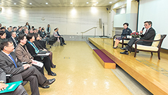 相片：政務司司長林鄭月娥(右二)在房屋署署長應耀康(右一)的陪同下，與部門首長級人員會面。