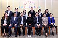 相片：新一屆房署義工隊主席助理署長(法律事務)忻林潔儀(前排中)與執行委員會成員合照。