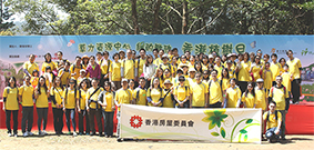相片：房署義工隊成員和家屬踴躍參與「香港植樹日」。
