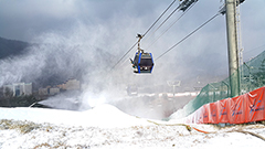 不滑雪也可乘纜車到山頂欣賞風景。