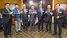 相片:房委會主席張炳良教授(中)與各小組委員會主席和嘉賓在周年晚宴上祝酒。 相片:房委會主席張炳良教授(中)與各小組委員會主席和嘉賓在周年晚宴上祝酒。
