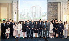 相片：四個公共住房機構代表團成員合照。