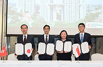 相片：四個房屋機構代表團的團長於研討會簽署協議書 —（左起）房屋署助理署長（發展及採購）黃夢雲、Yuichi Oka（日本 ）, Eileen Neo （新加坡）和 Song Tae Ho（南韓）。