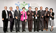 相片：馮宜萱（左四）與其他演講嘉賓合照。