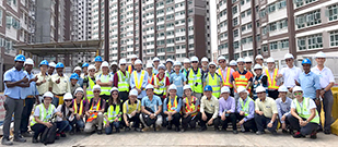 相片：馮宜萱（第二排，右六）與其他香港代表參觀在Bukit Batok的房屋發展局預製容積式建築工地。