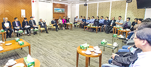 相片：公務員事務局局長羅智光（左五）在房屋署署長應耀康（左六）陪同下與員工代表茶聚，並就同事關注的議題交換意見。