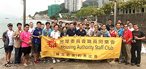 相片：獨立審查組總監陳立銘（第一排左八）、同樂會社交及體育小組副主席雷育明（第一排左九）與參賽同事合照。