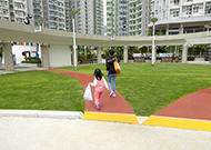 相片：啟晴邨重鋪後的中央草坪，綠意盎然。
