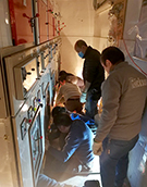 相片：工程人員在電掣房搶修。