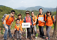 相片：房署義工隊成員和家屬踴躍參與「香港植樹日」。