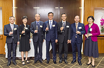 相片：房委會主席陳帆（左三）與各小組委員會主席和嘉賓在周年晚宴上祝酒。