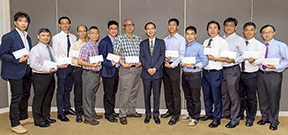 相片：助理署長（發展及採購）黃夢雲（右七）與獲擢升為高級工程監督的同事合照。