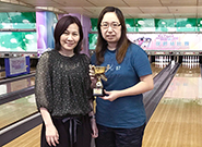 照片：工商機構運動會2018丙組女子個人賽冠軍鍾珮琦（右）。