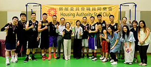 相片：副署長（策略）梁悅賢（左八）頒獎予冠軍隊伍。