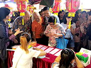Photo: Tenants learn more about the species of common plants in public housing estates through lantern riddles at the carnival held in Hing Man Estate.