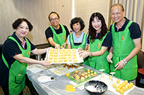 相片：房署义工队成员制作爱心月饼送赠长者。