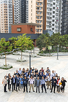 Photo: The Shui Chuen O Estate Project Team shows overseas delegates the challenges on how to integrate the development into natural surroundings by a holistic design and planning approach.